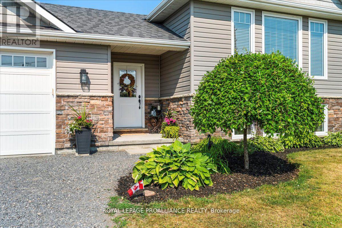20846 Loyalist Parkway, Prince Edward County, Ontario  K0K 1T0 - Photo 3 - X12400343