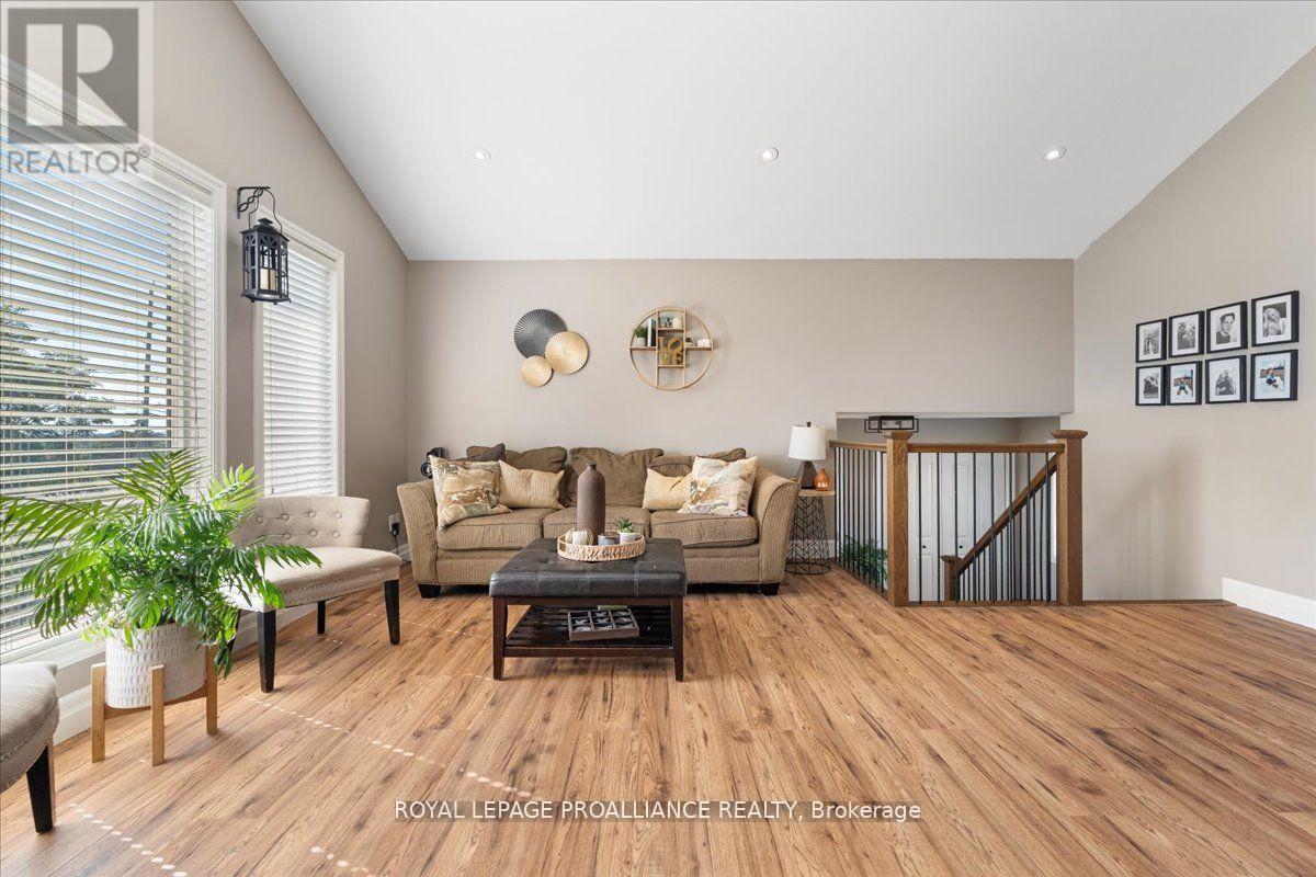 20846 Loyalist Parkway, Prince Edward County, Ontario  K0K 1T0 - Photo 8 - X12400343