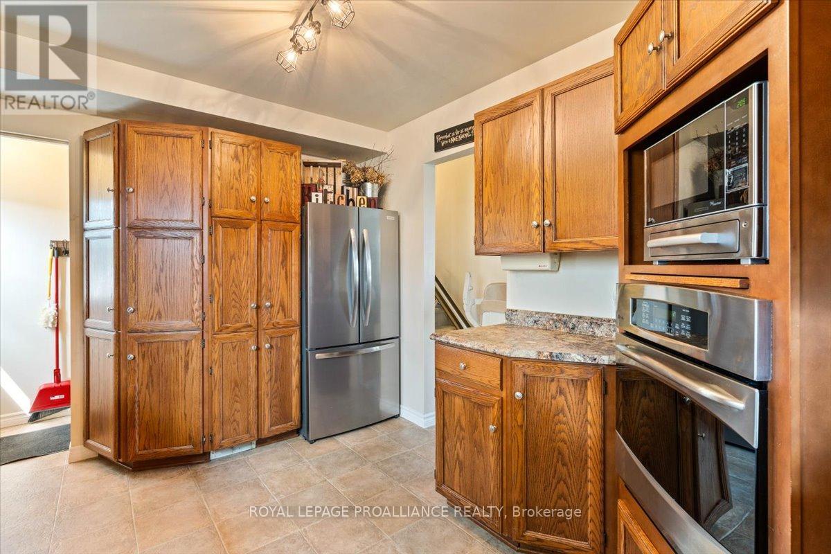 16 Centre Court, Quinte West, Ontario  K0K 2C0 - Photo 10 - X12409602