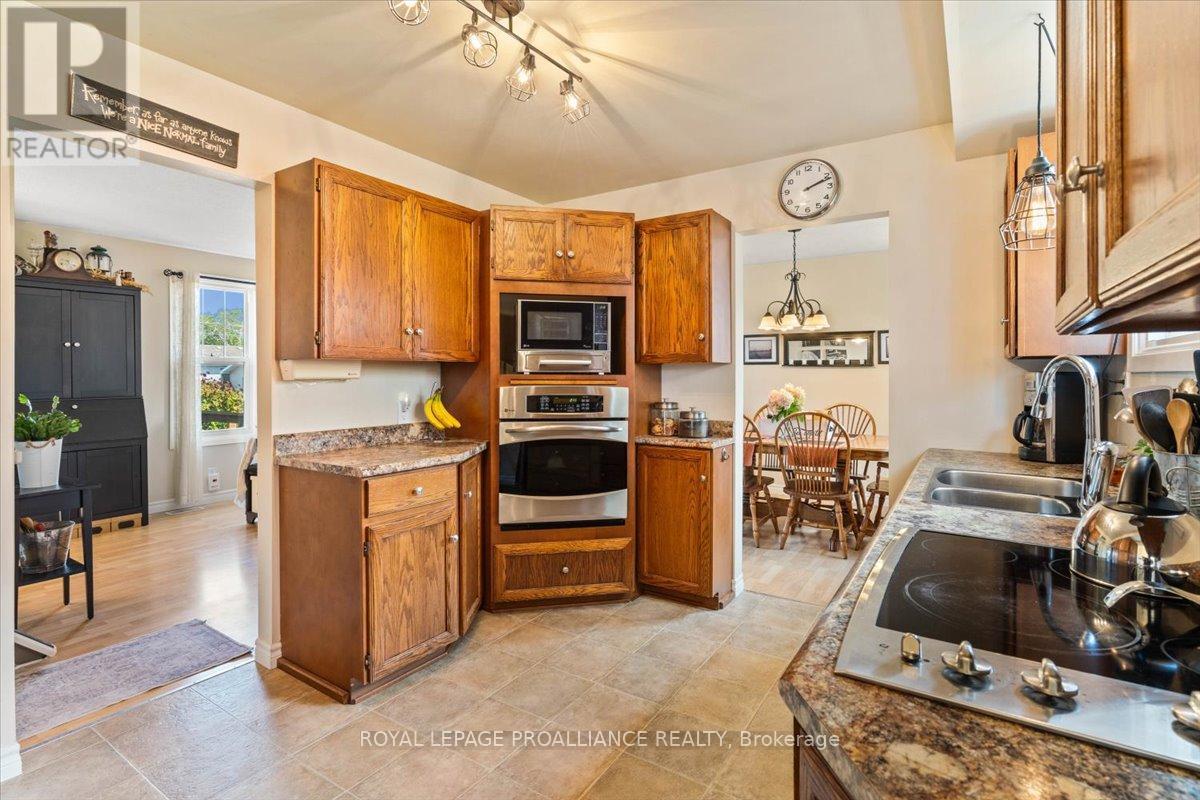 16 Centre Court, Quinte West, Ontario  K0K 2C0 - Photo 11 - X12409602