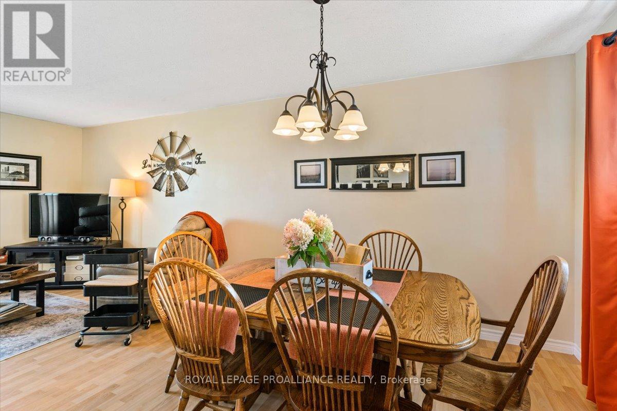 16 Centre Court, Quinte West, Ontario  K0K 2C0 - Photo 12 - X12409602