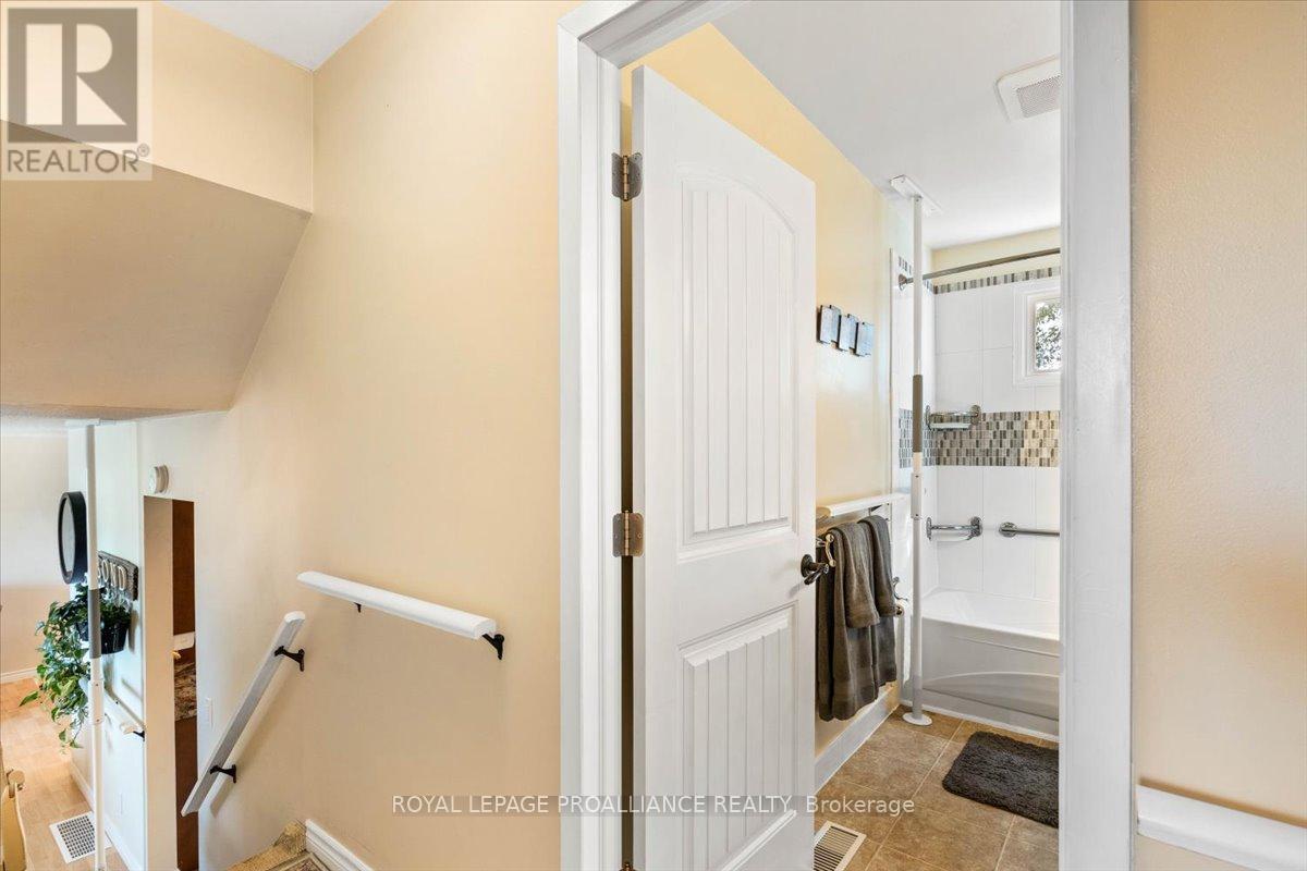 16 Centre Court, Quinte West, Ontario  K0K 2C0 - Photo 14 - X12409602