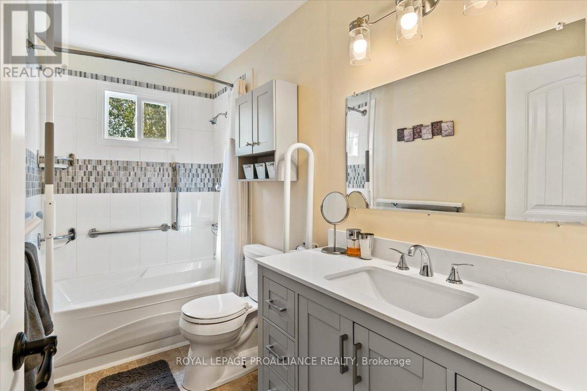 16 Centre Court, Quinte West, Ontario  K0K 2C0 - Photo 15 - X12409602