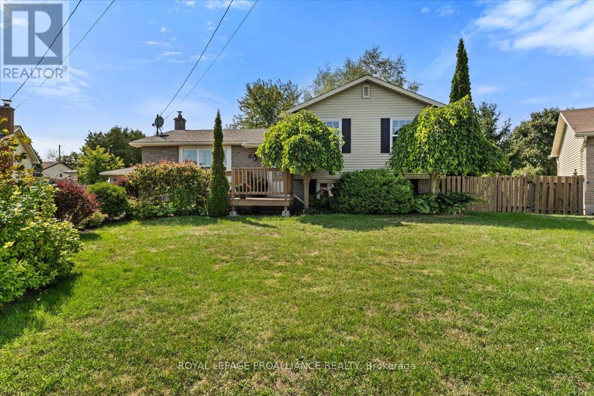 16 Centre Court, Quinte West, Ontario  K0K 2C0 - Photo 2 - X12409602