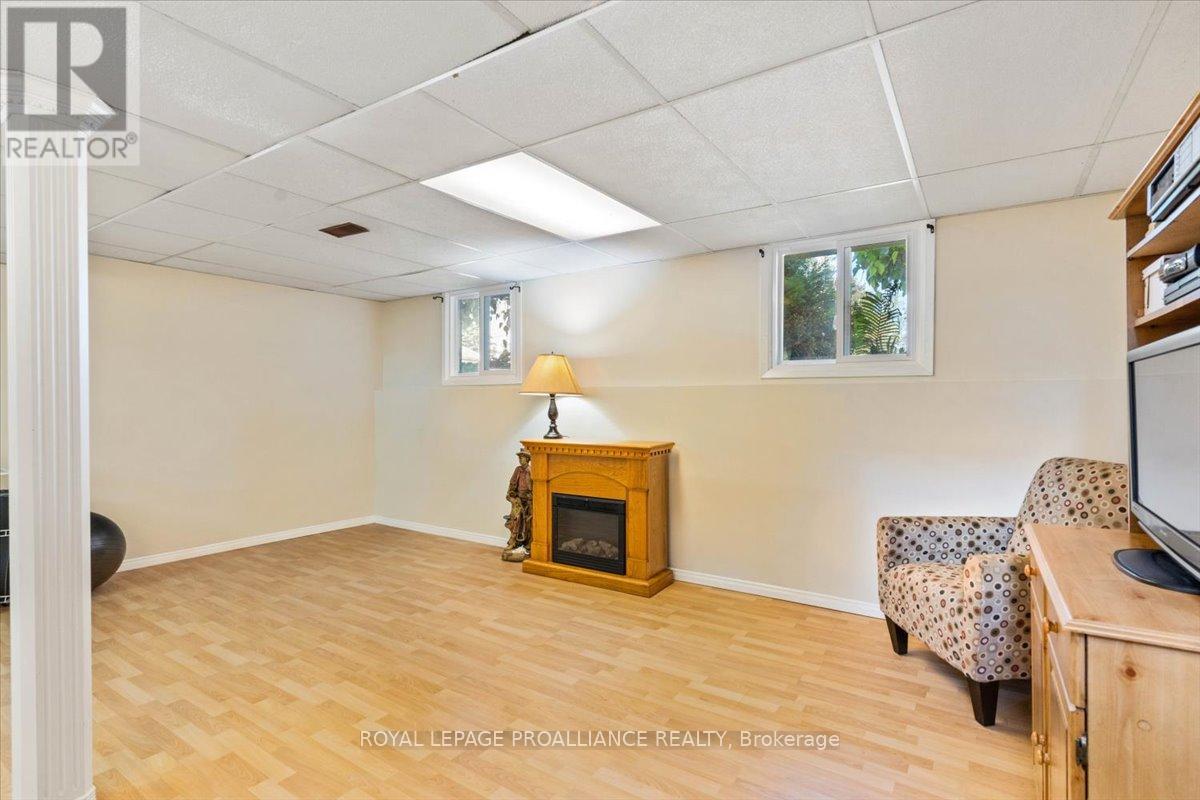 16 Centre Court, Quinte West, Ontario  K0K 2C0 - Photo 26 - X12409602
