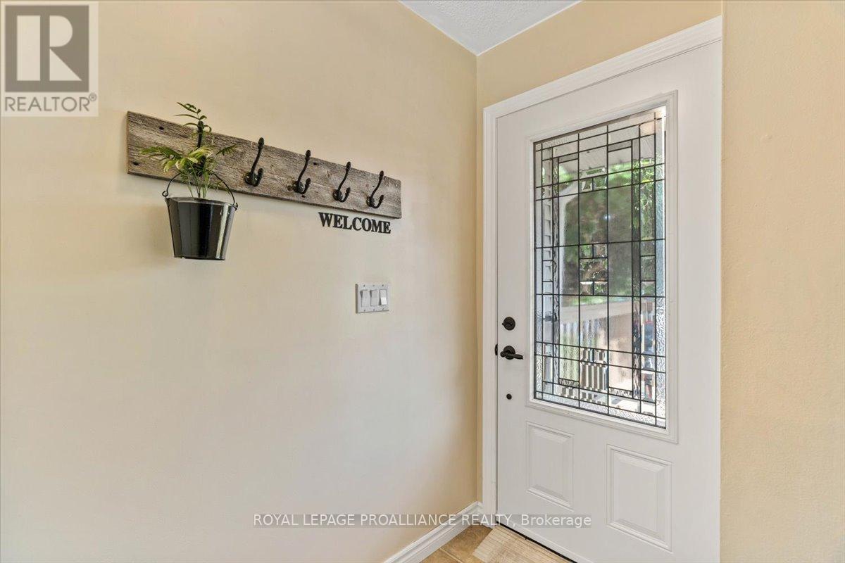 16 Centre Court, Quinte West, Ontario  K0K 2C0 - Photo 4 - X12409602
