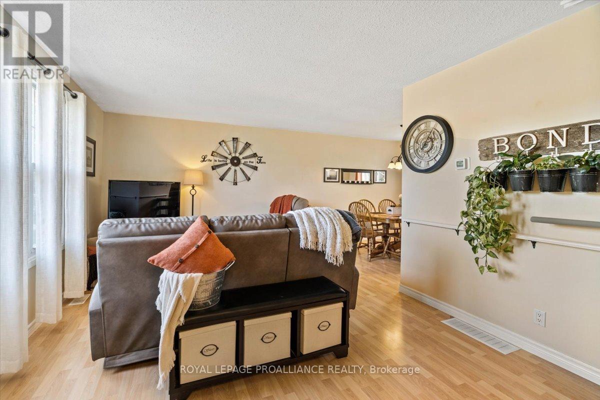 16 Centre Court, Quinte West, Ontario  K0K 2C0 - Photo 5 - X12409602