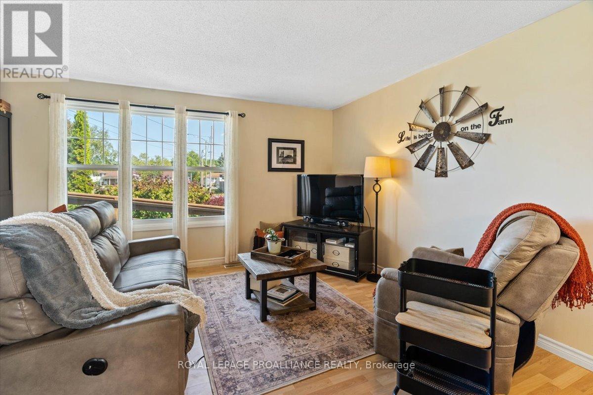 16 Centre Court, Quinte West, Ontario  K0K 2C0 - Photo 6 - X12409602