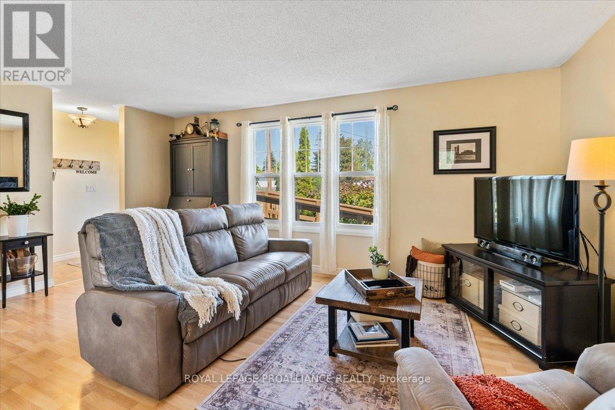 16 Centre Court, Quinte West, Ontario  K0K 2C0 - Photo 7 - X12409602
