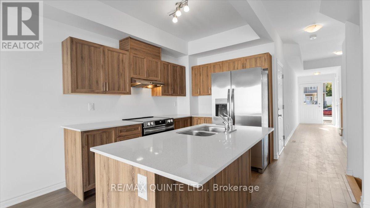53 Lincoln Drive, Belleville, Ontario  K8N 0T7 - Photo 4 - X12410721