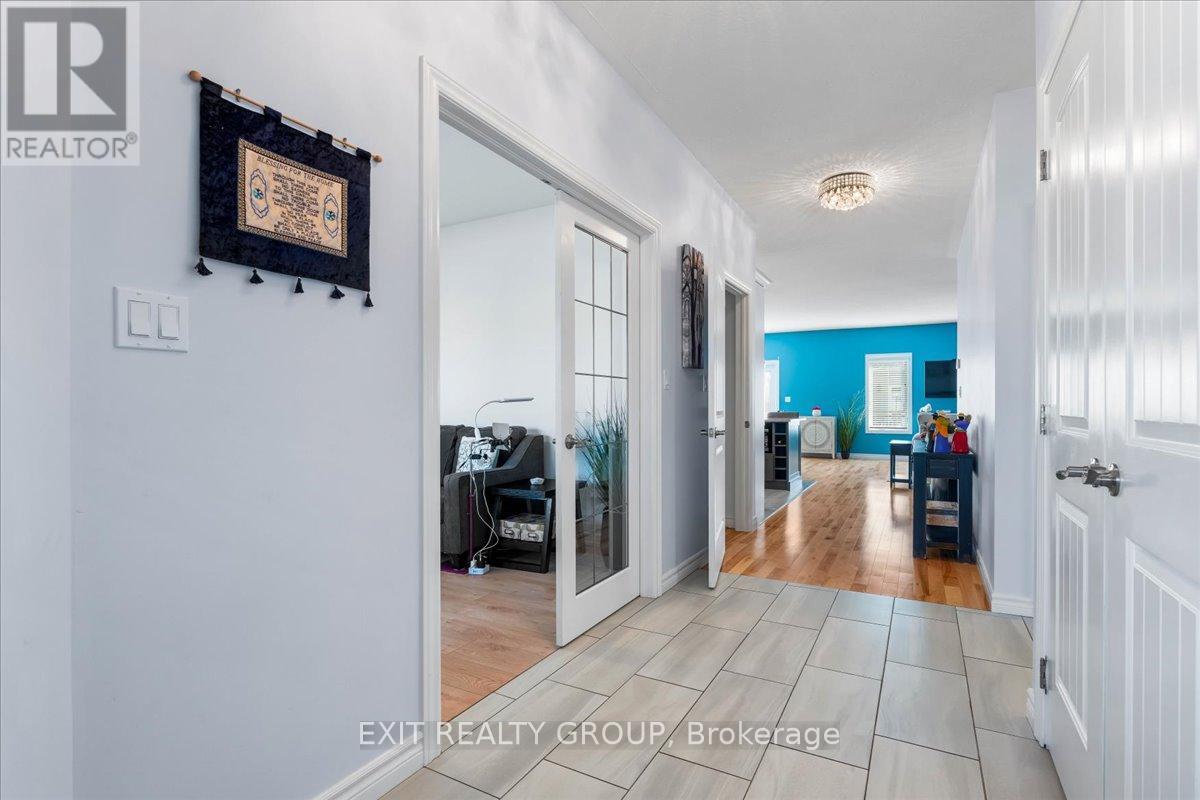 18 Gilbert Crescent, Prince Edward County, Ontario  K0K 3L0 - Photo 6 - X12413320