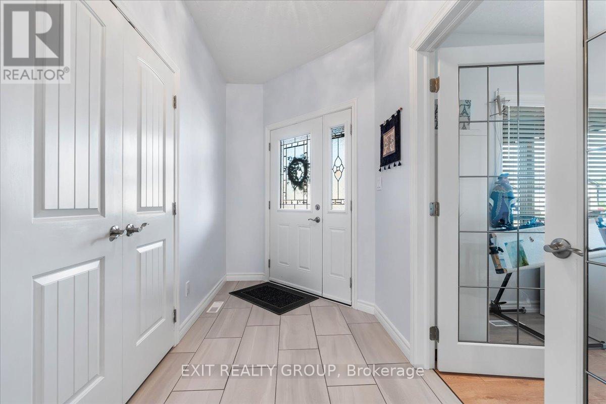 18 Gilbert Crescent, Prince Edward County, Ontario  K0K 3L0 - Photo 7 - X12413320