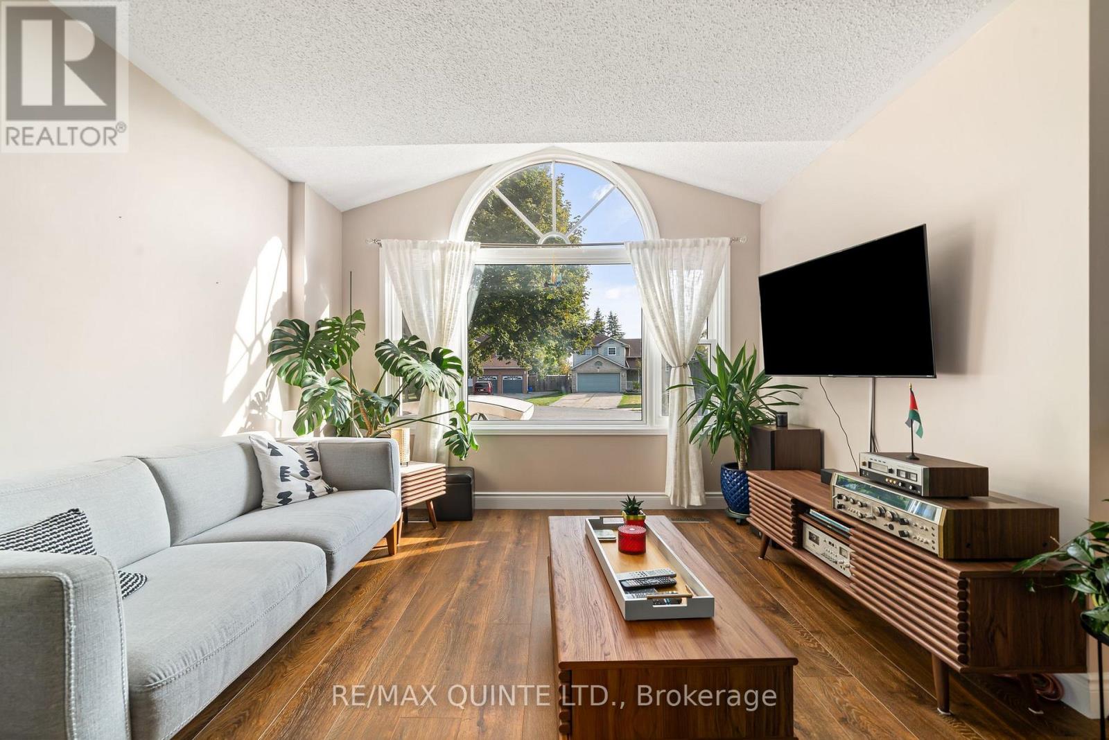 2 Marchmont Place, Belleville, Ontario  K8P 5E4 - Photo 6 - X12416840