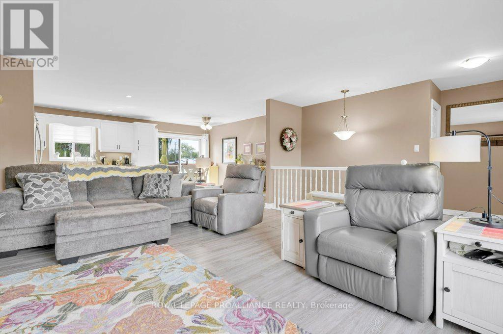 12 Stonegate Crescent, Quinte West, Ontario  K0K 2C0 - Photo 10 - X12419189