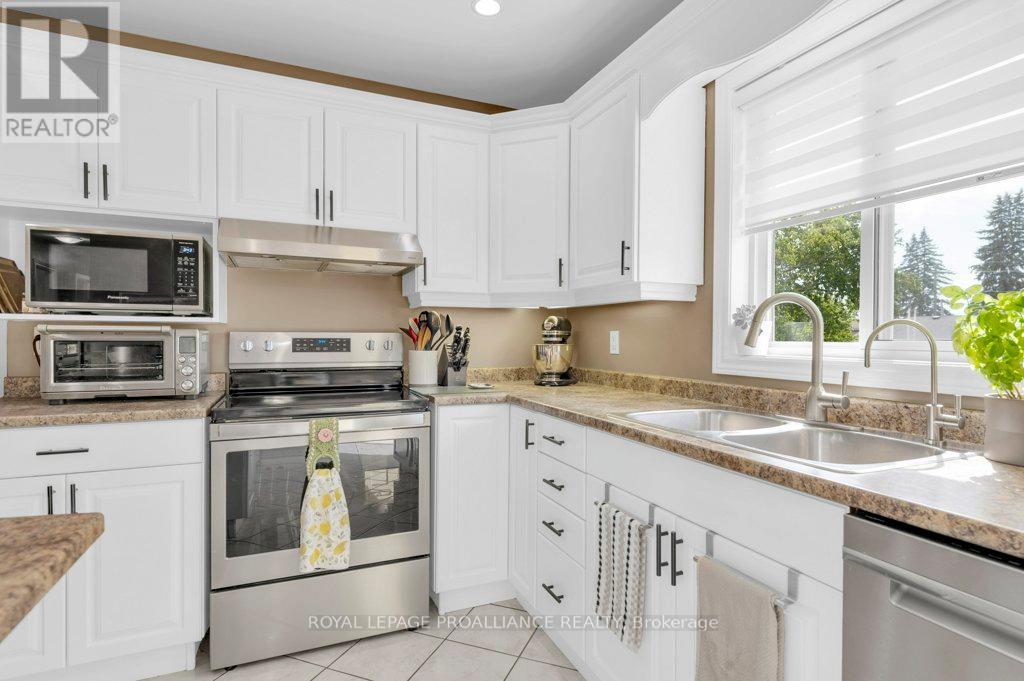 12 Stonegate Crescent, Quinte West, Ontario  K0K 2C0 - Photo 15 - X12419189