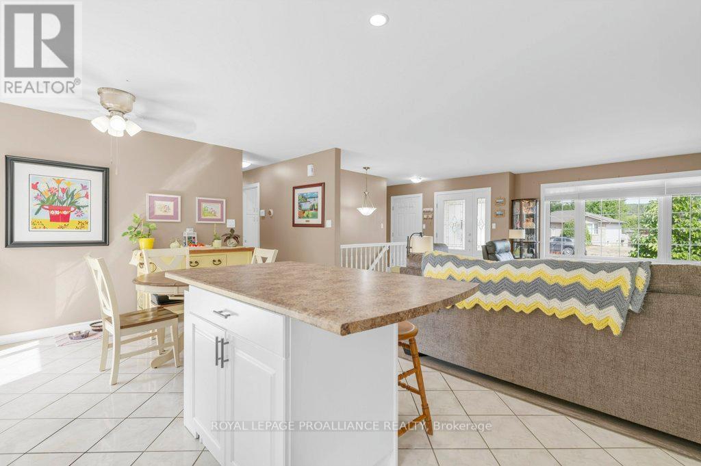 12 Stonegate Crescent, Quinte West, Ontario  K0K 2C0 - Photo 17 - X12419189