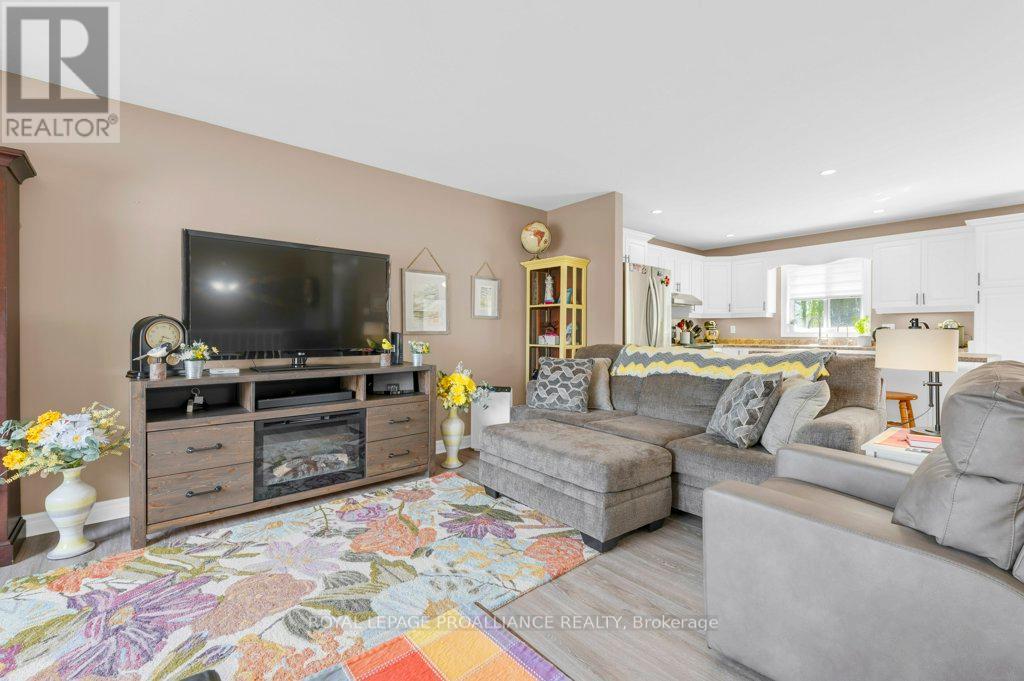 12 Stonegate Crescent, Quinte West, Ontario  K0K 2C0 - Photo 8 - X12419189