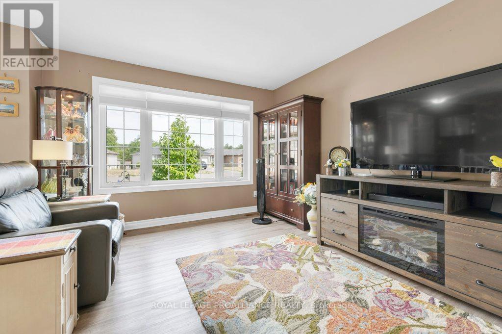 12 Stonegate Crescent, Quinte West, Ontario  K0K 2C0 - Photo 9 - X12419189