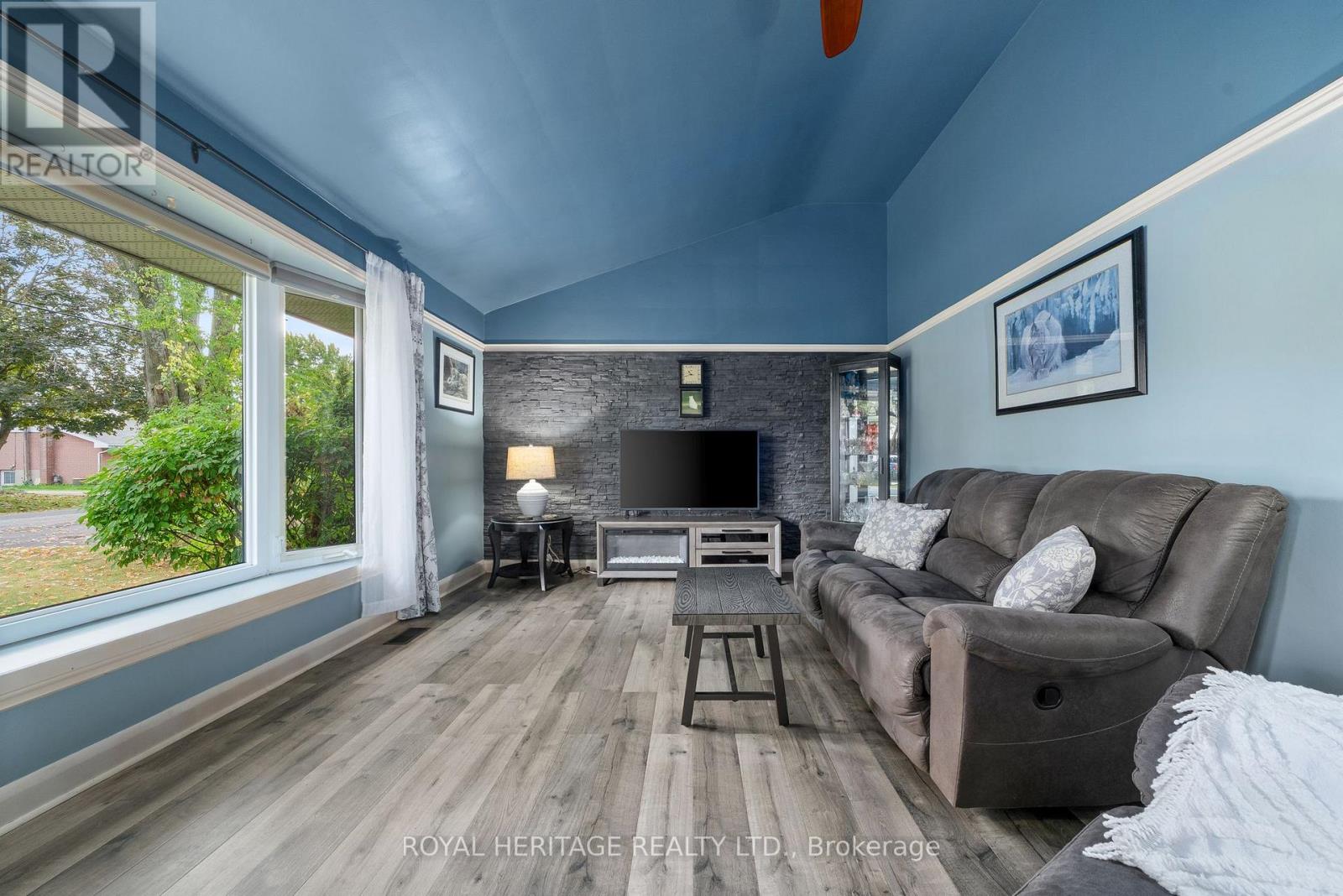 32 Glen Road, Belleville, Ontario  K8P 4G1 - Photo 7 - X12427793