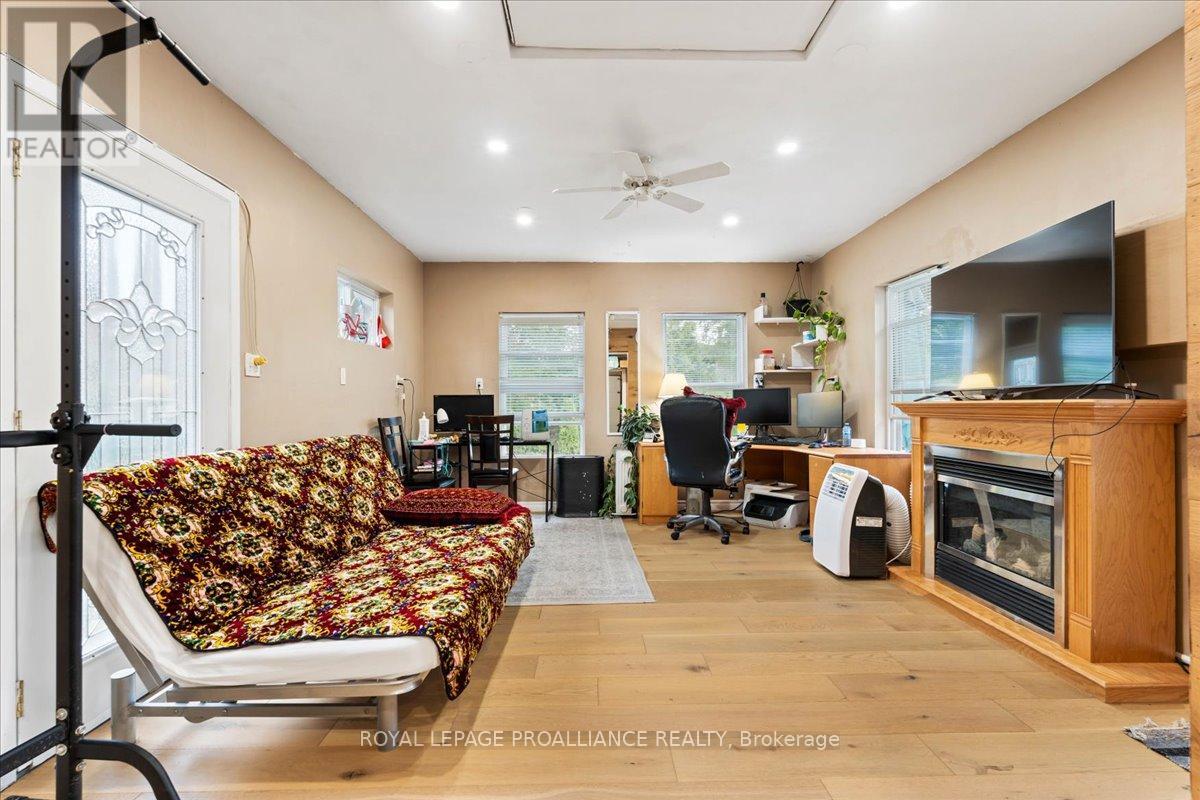 44 Meadowvale Avenue, Belleville, Ontario  K8N 2L6 - Photo 14 - X12428146