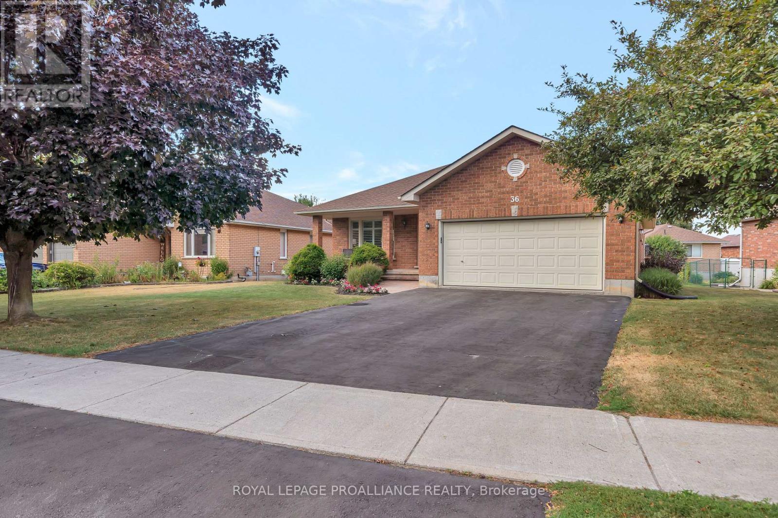 36 Oak Ridge Boulevard, Belleville, Ontario  K8N 5W1 - Photo 2 - X12434040