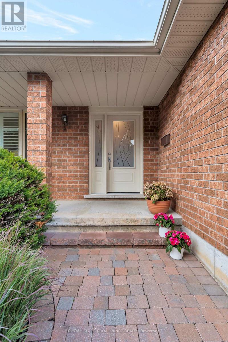 36 Oak Ridge Boulevard, Belleville, Ontario  K8N 5W1 - Photo 5 - X12434040