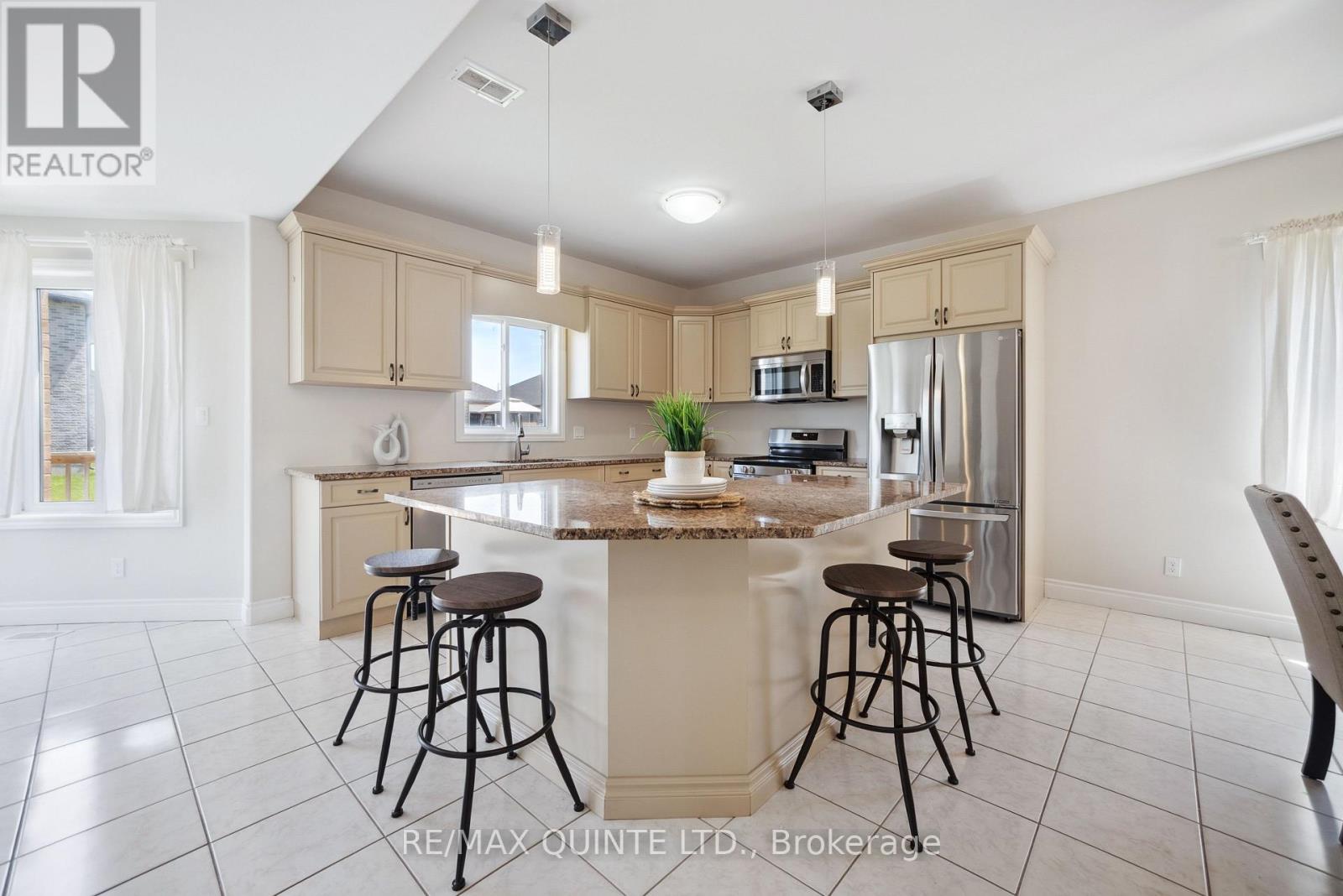 91 Hampton Ridge Drive E, Belleville, Ontario  K8N 0E6 - Photo 12 - X12436749