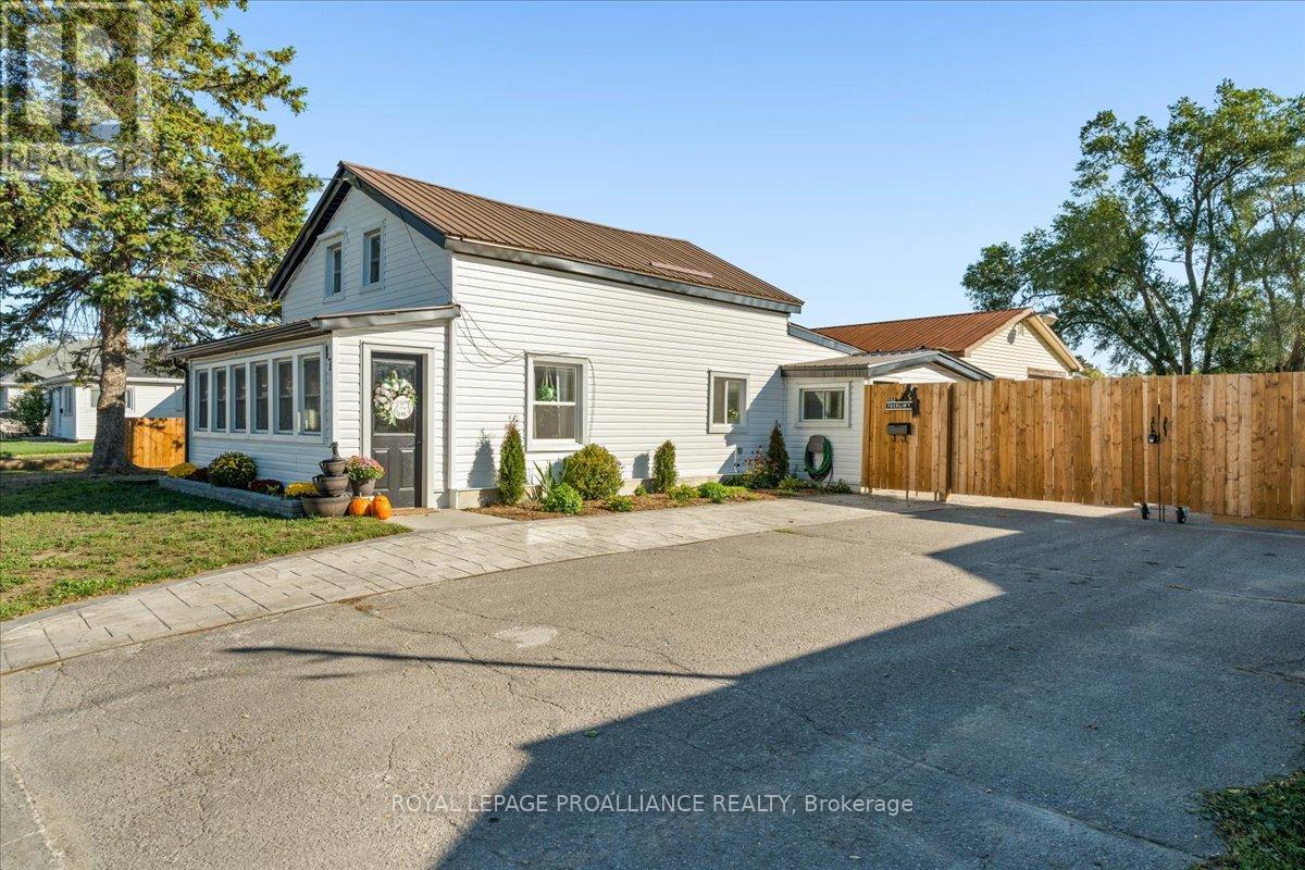 17 CENTRE STREET, Belleville, Ontario