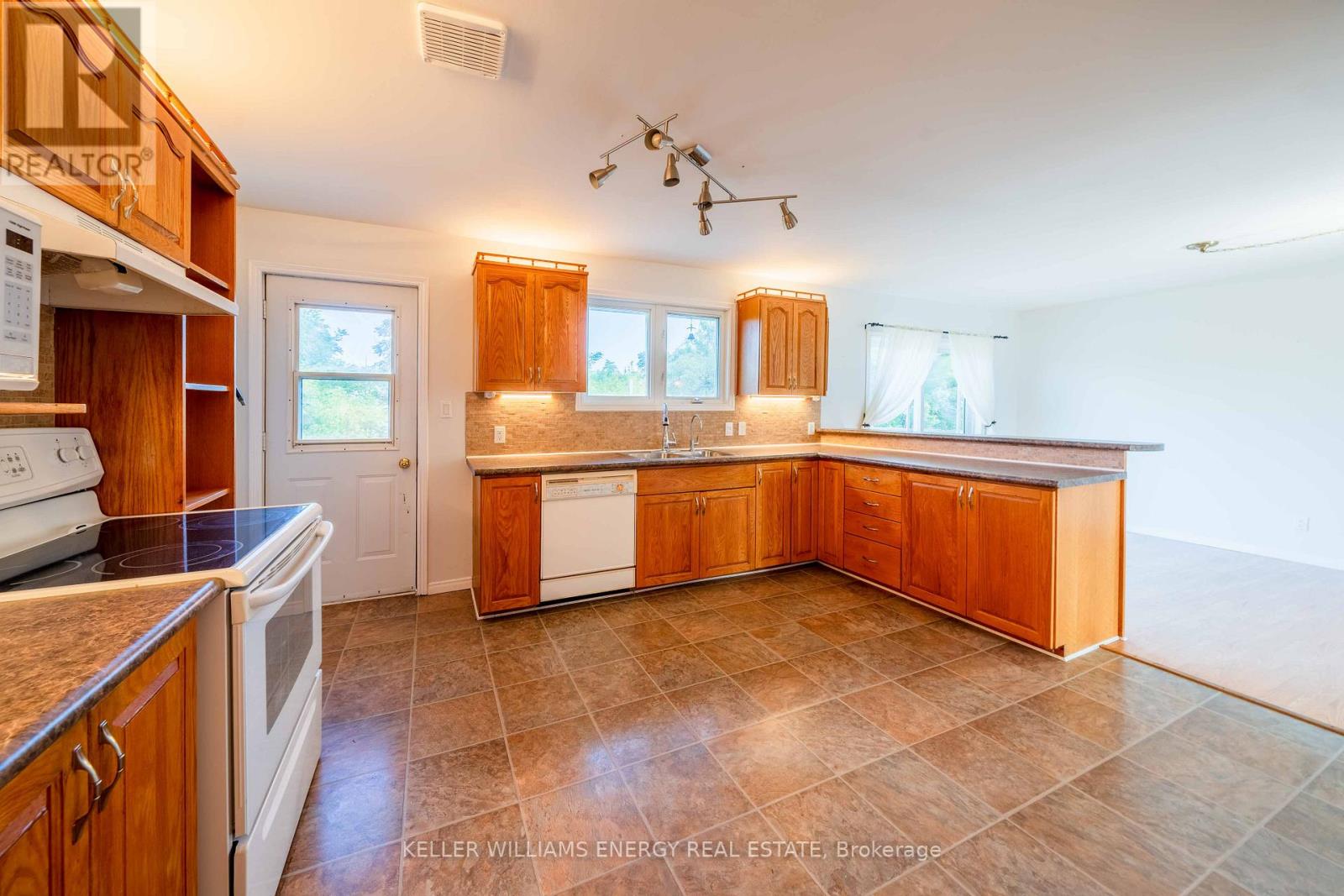 12699 Loyalist Parkway, Prince Edward County, Ontario  K0K 2T0 - Photo 12 - X12439311