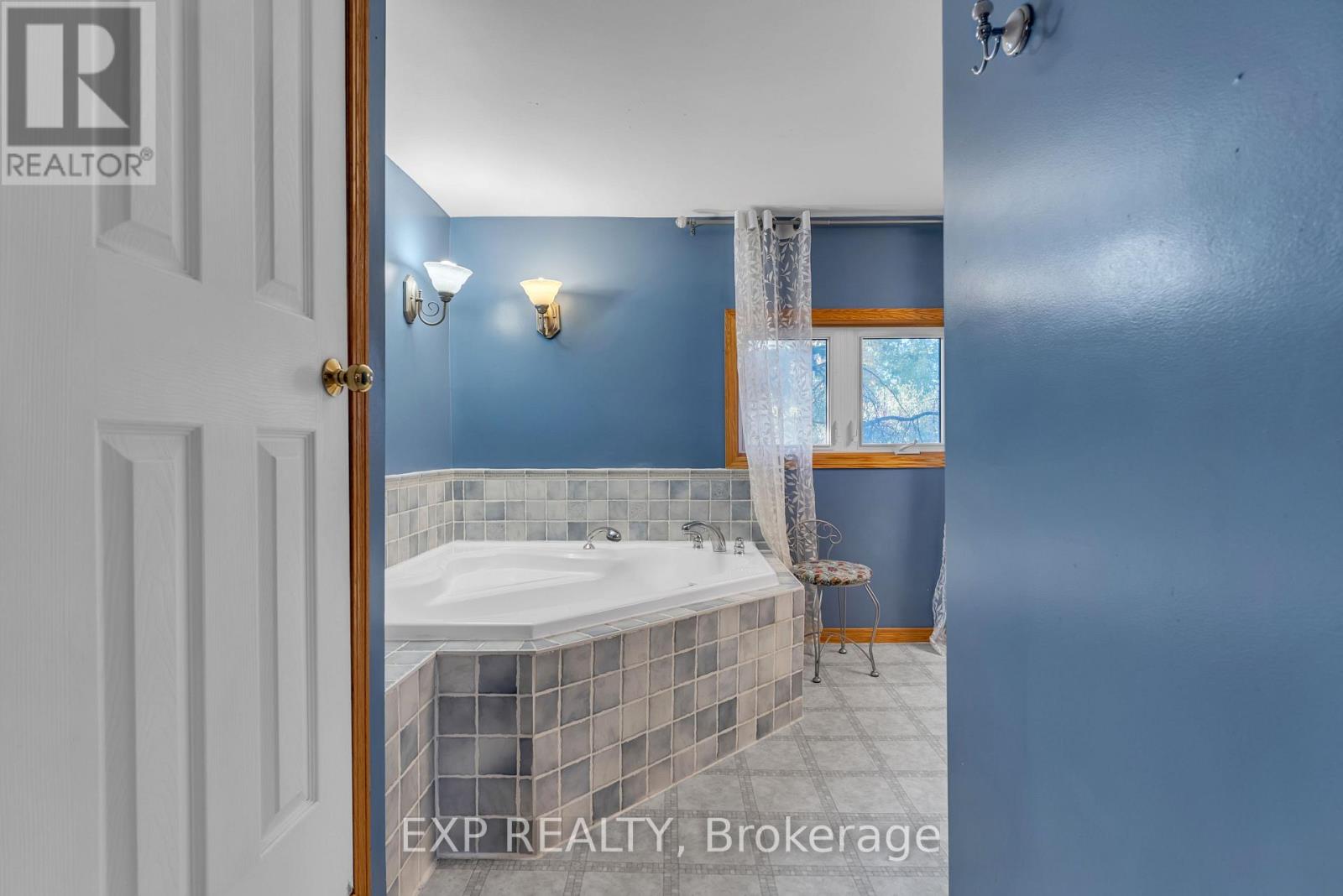 18630 Loyalist Parkway, Prince Edward County, Ontario  K0K 2J0 - Photo 34 - X12441265