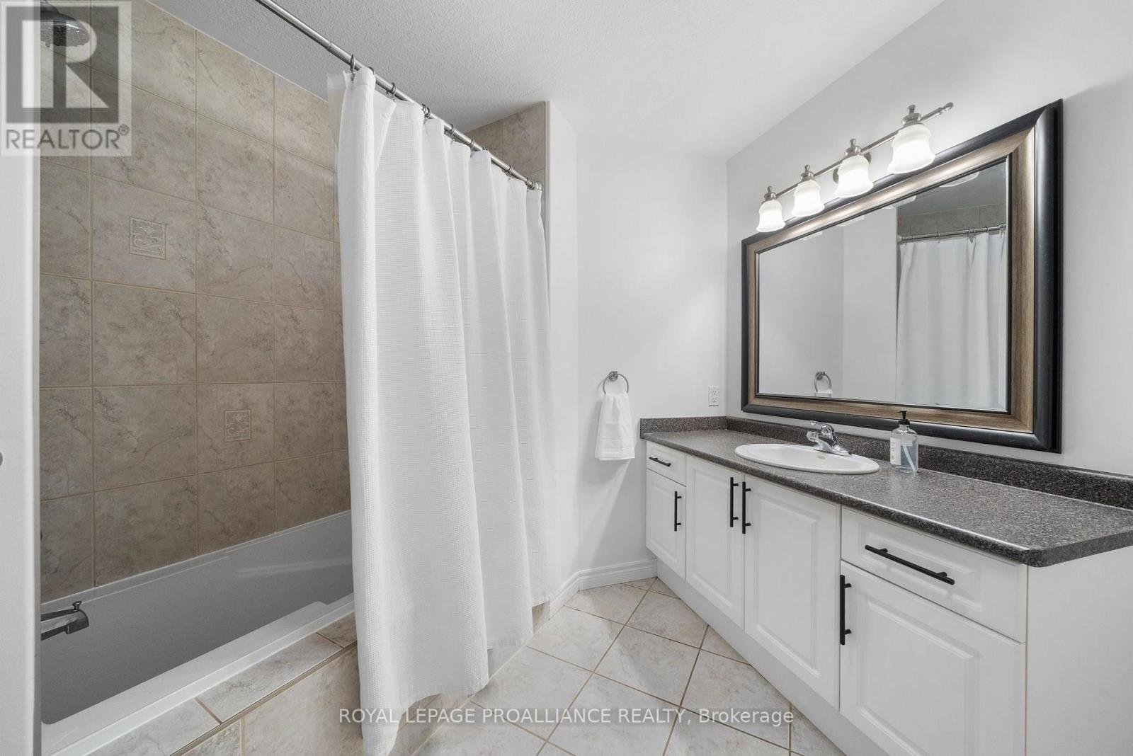 16 Kyle Court, Quinte West, Ontario  K0K 2C0 - Photo 14 - X12443241