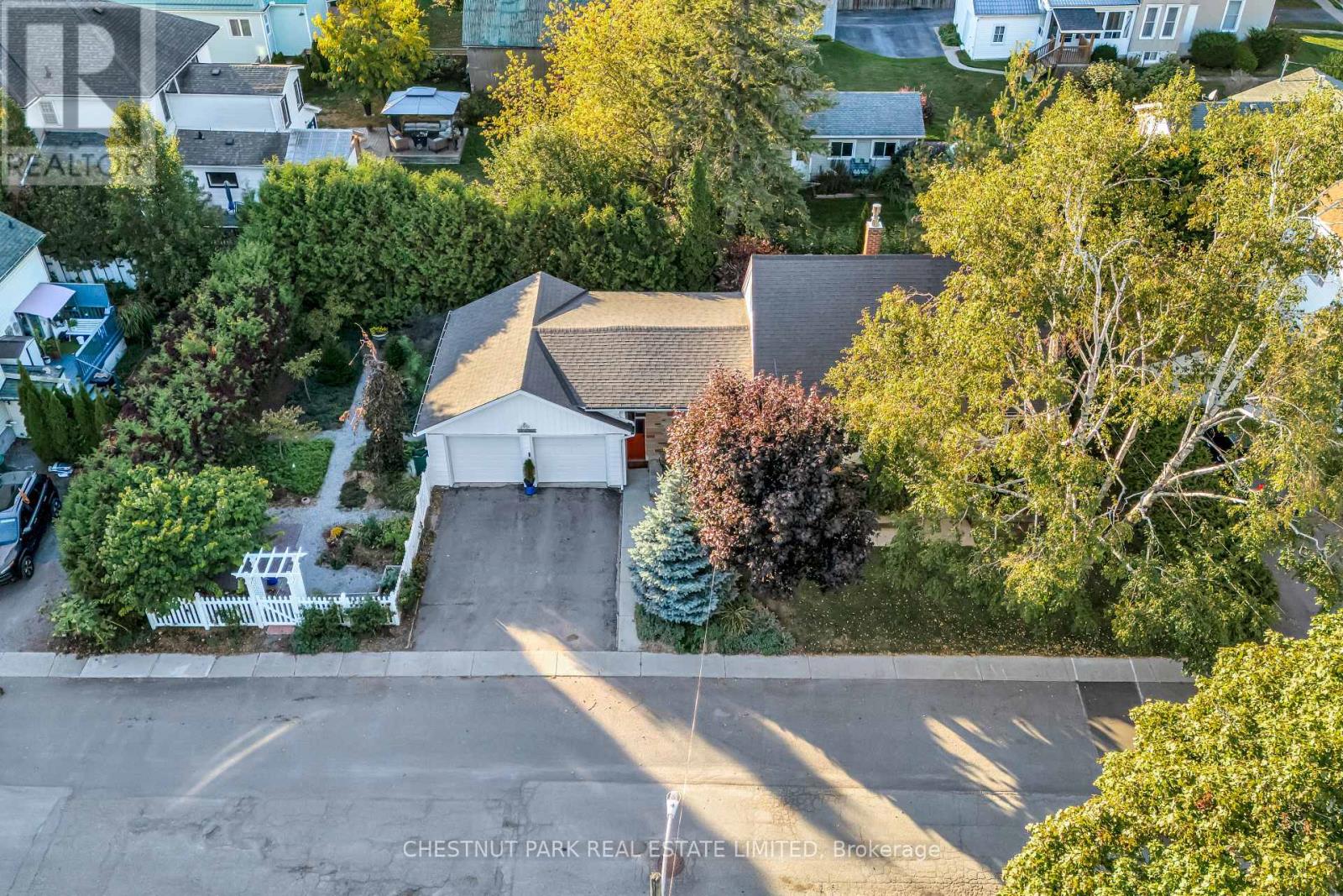 4 Elm Street, Prince Edward County, Ontario  K0K 2T0 - Photo 4 - X12443575