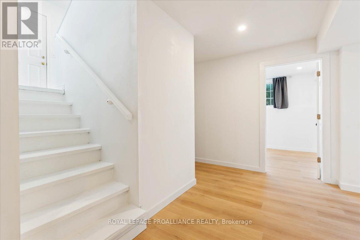 8 Lake Court, Belleville, Ontario  K8P 5M8 - Photo 25 - X12443995