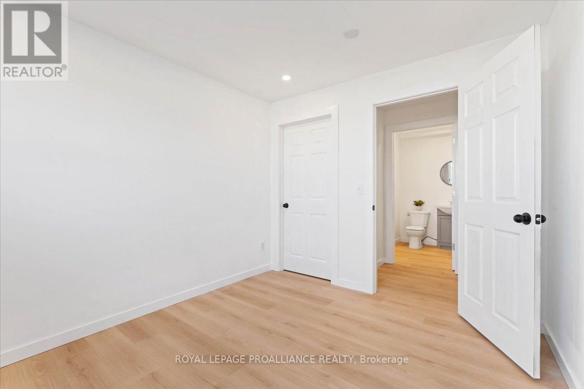 8 Lake Court, Belleville, Ontario  K8P 5M8 - Photo 29 - X12443995