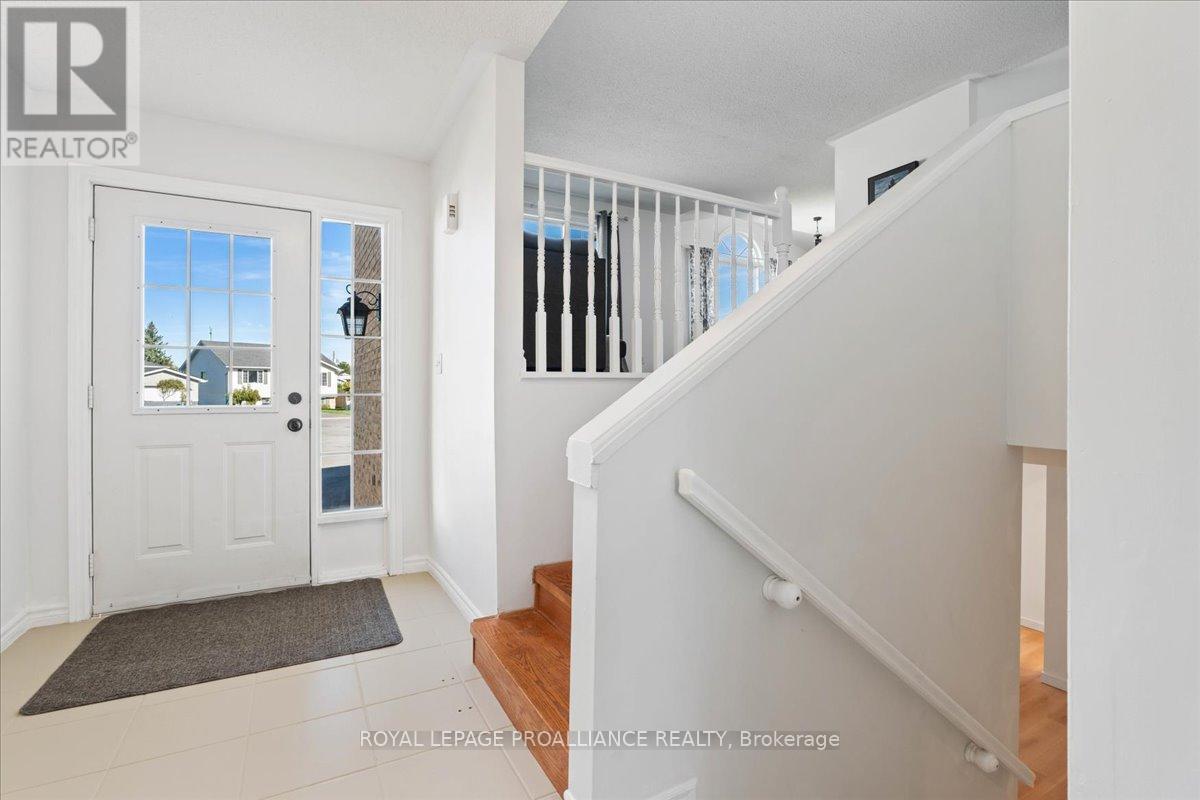 8 Lake Court, Belleville, Ontario  K8P 5M8 - Photo 3 - X12443995