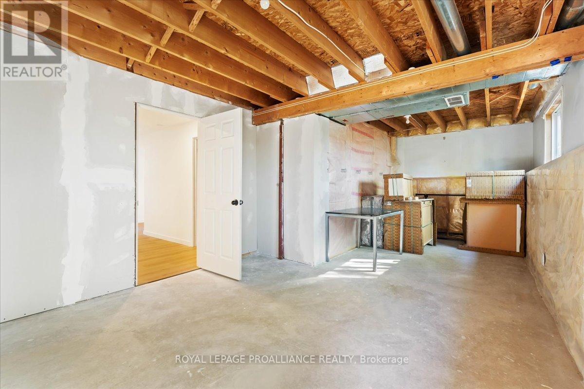 8 Lake Court, Belleville, Ontario  K8P 5M8 - Photo 32 - X12443995