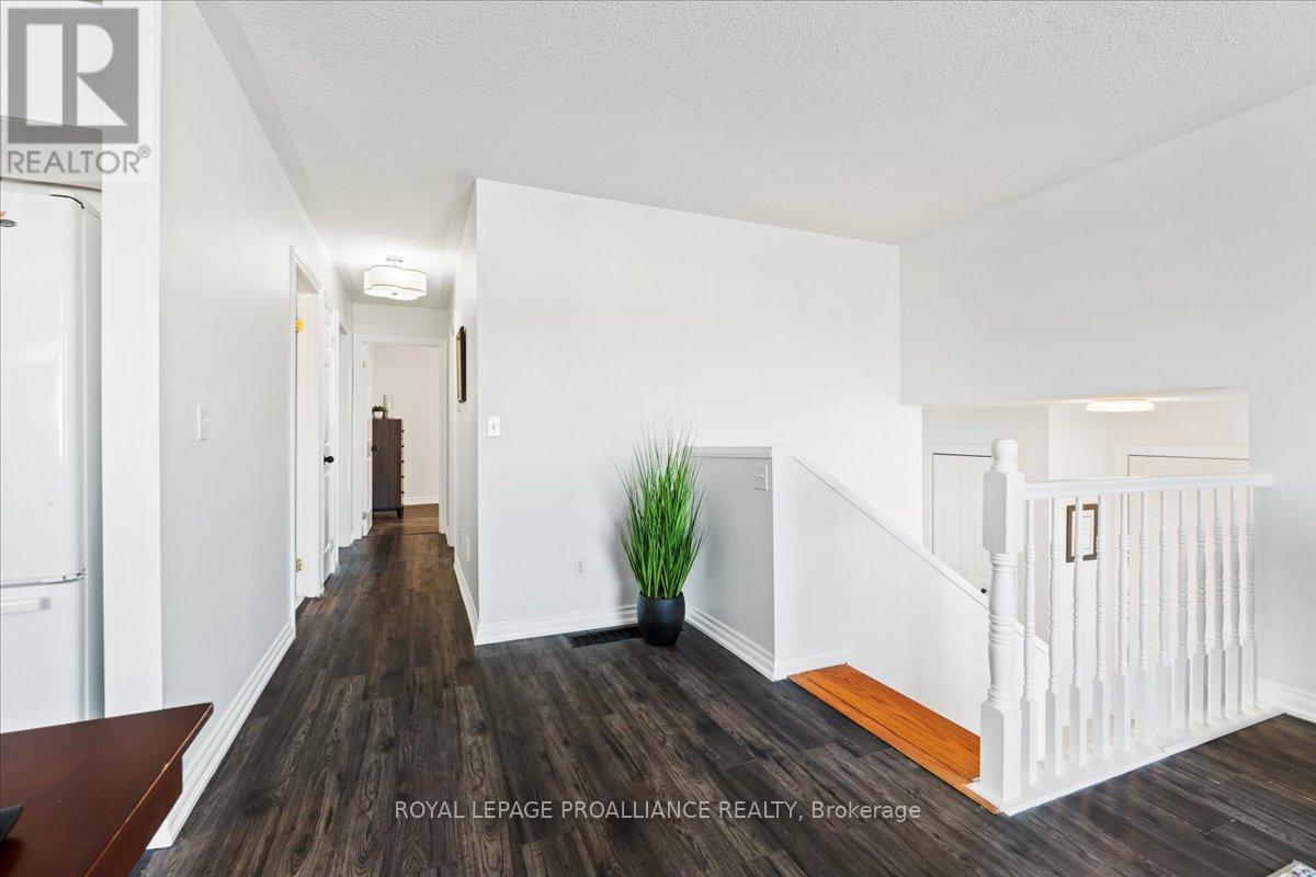8 Lake Court, Belleville, Ontario  K8P 5M8 - Photo 4 - X12443995