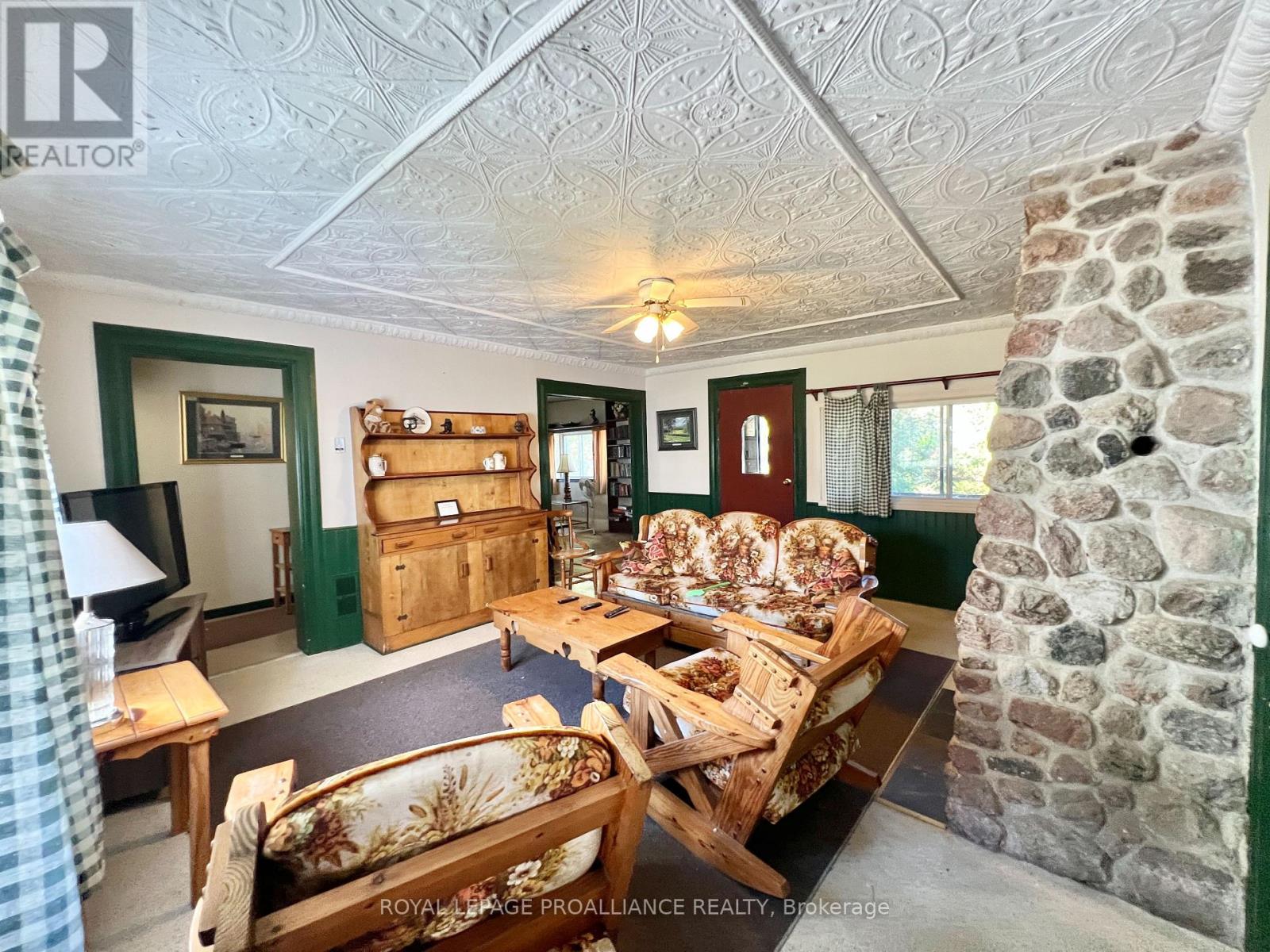 34 Owen Lane, Prince Edward County, Ontario  K0K 1W0 - Photo 2 - X12444226
