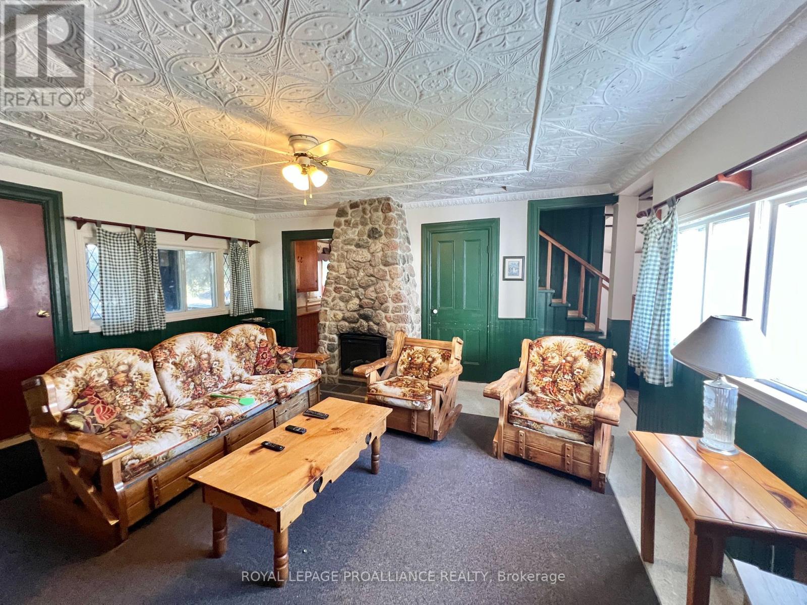 34 Owen Lane, Prince Edward County, Ontario  K0K 1W0 - Photo 3 - X12444226