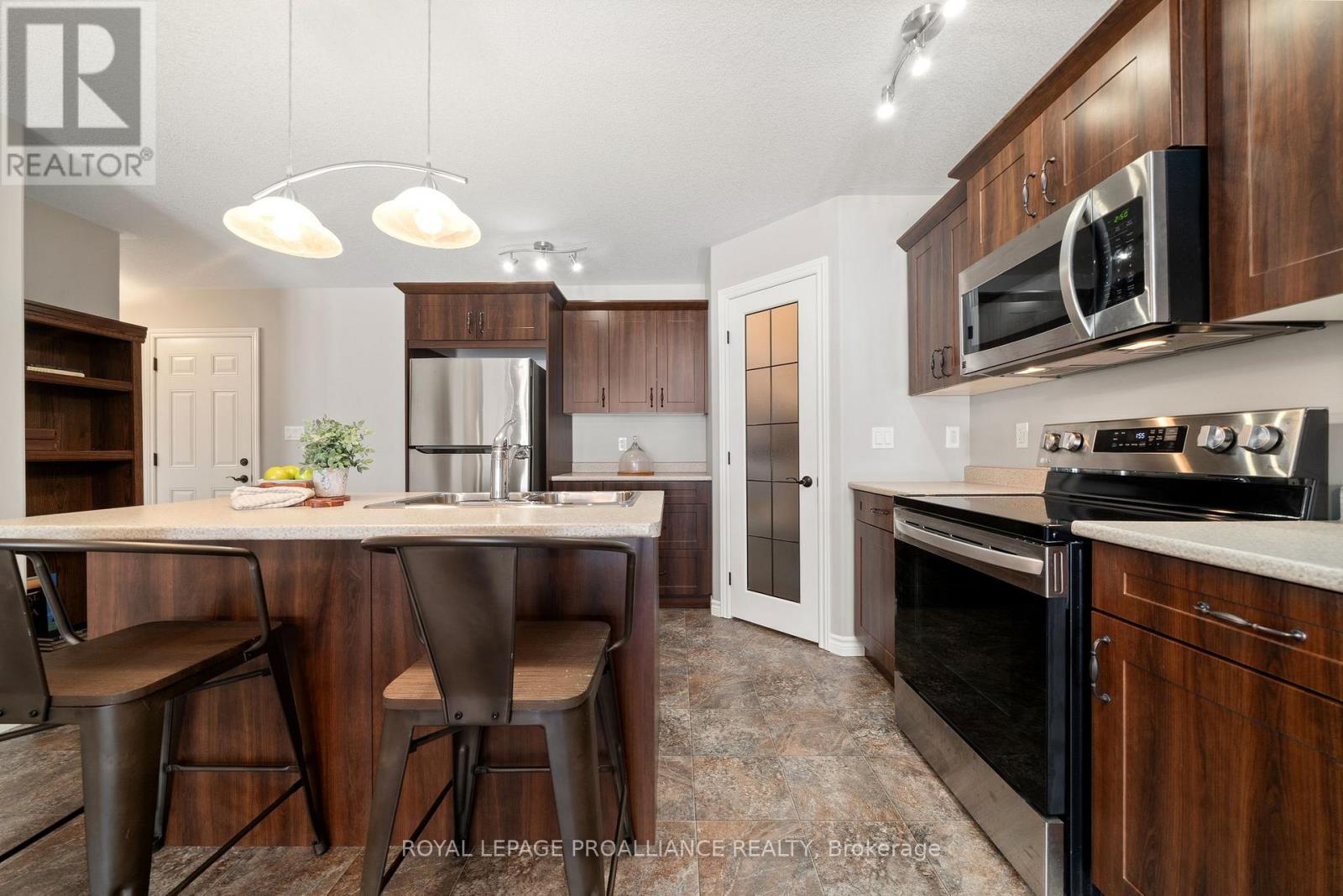 23 Chinook Street, Belleville, Ontario  K8P 0C6 - Photo 11 - X12444299