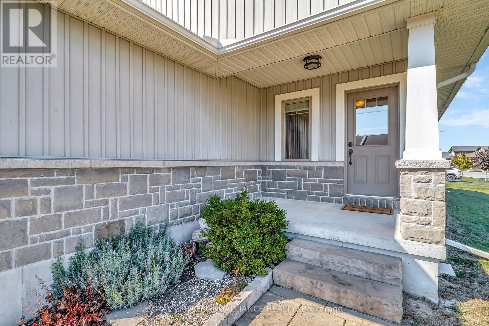 23 Chinook Street, Belleville, Ontario  K8P 0C6 - Photo 5 - X12444299