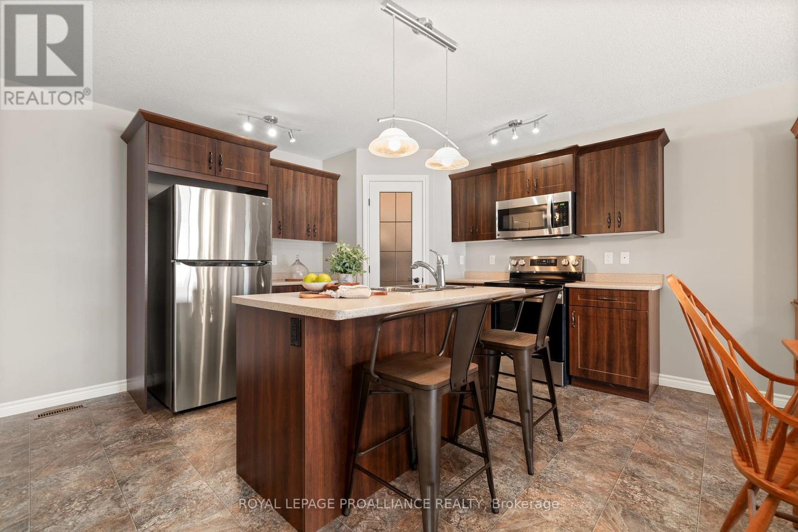 23 Chinook Street, Belleville, Ontario  K8P 0C6 - Photo 9 - X12444299