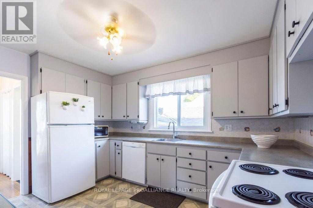 18 Holmes Road, Belleville, Ontario  K8P 4G6 - Photo 11 - X12446837