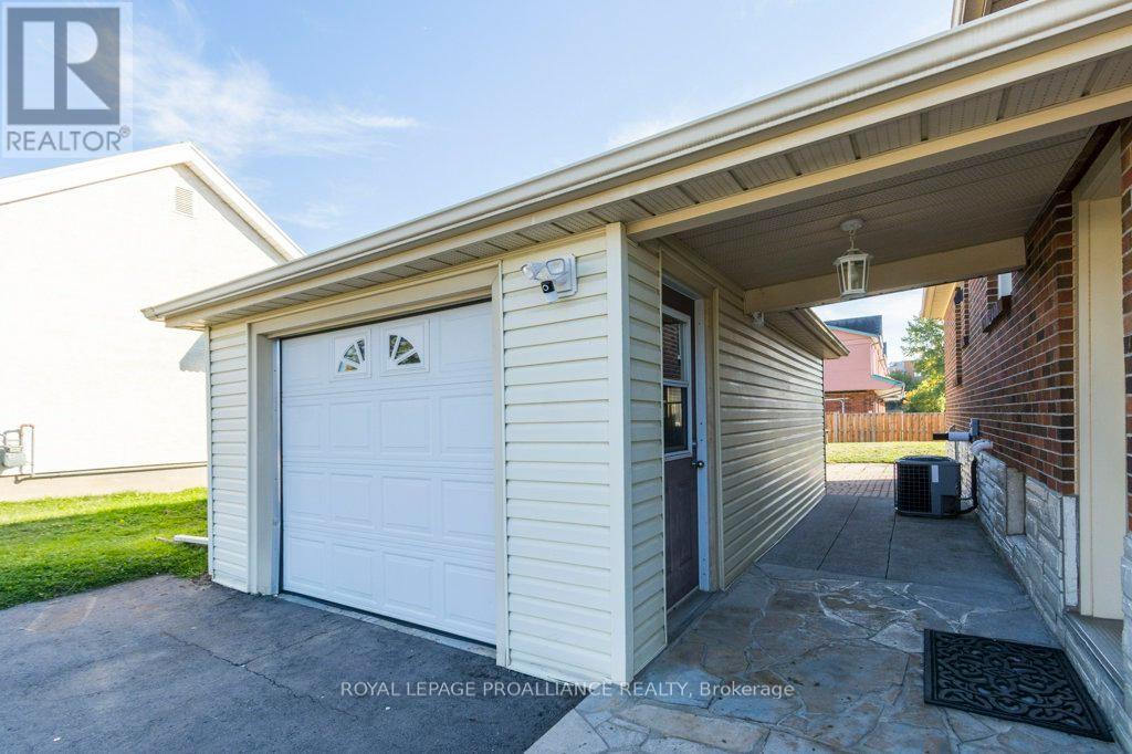 18 Holmes Road, Belleville, Ontario  K8P 4G6 - Photo 5 - X12446837