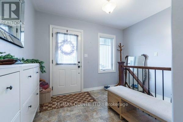 33 Chinook Street, Belleville, Ontario  K8P 0C6 - Photo 10 - X12452495