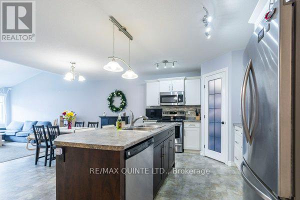 33 Chinook Street, Belleville, Ontario  K8P 0C6 - Photo 11 - X12452495