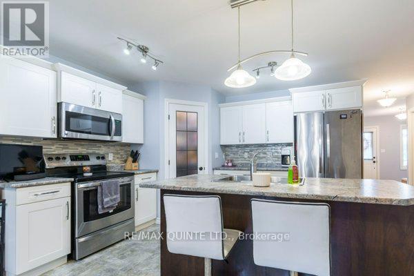 33 Chinook Street, Belleville, Ontario  K8P 0C6 - Photo 12 - X12452495