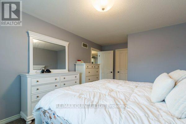 33 Chinook Street, Belleville, Ontario  K8P 0C6 - Photo 21 - X12452495