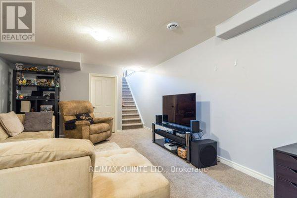 33 Chinook Street, Belleville, Ontario  K8P 0C6 - Photo 3 - X12452495