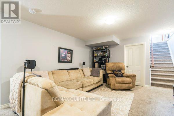 33 Chinook Street, Belleville, Ontario  K8P 0C6 - Photo 4 - X12452495